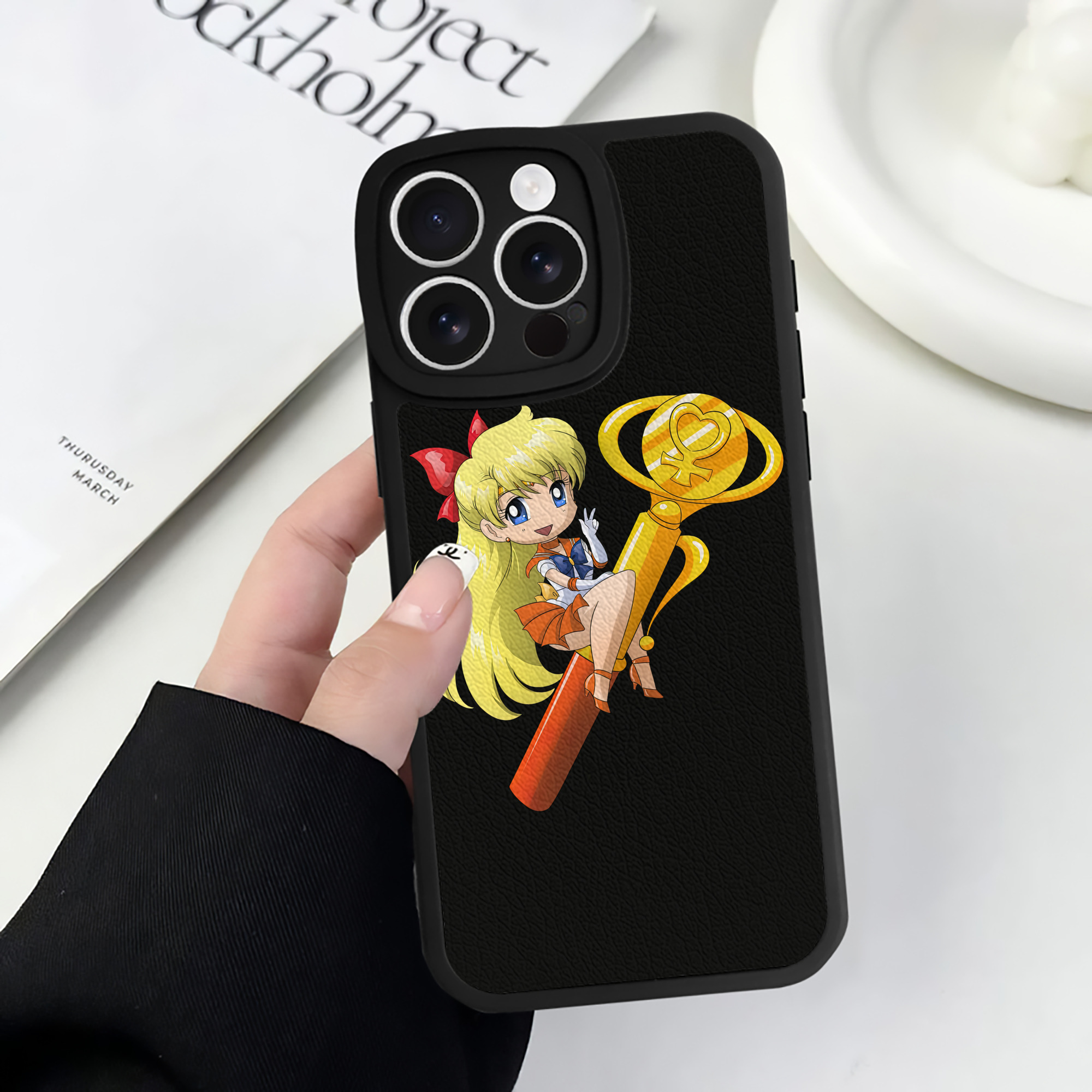 （画像用） 美少女戦士セーラームーン 愛野 美奈子 あいの みなこ Sailor Moon Aino Minako 【iPhone 16シリーズ対応】シリコンスマホケース（レザー調） 材質：シリコン